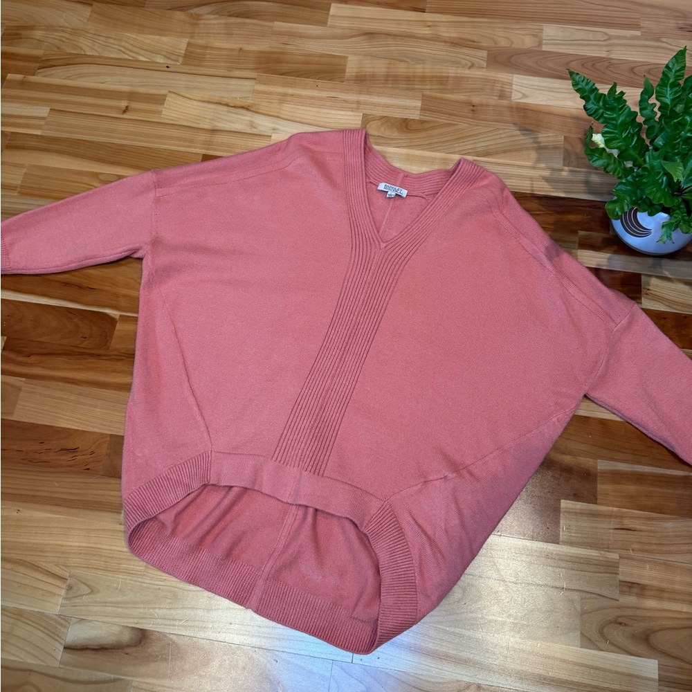 🍁Badgley Mischka Coral V-Neck Sweater – Size Large